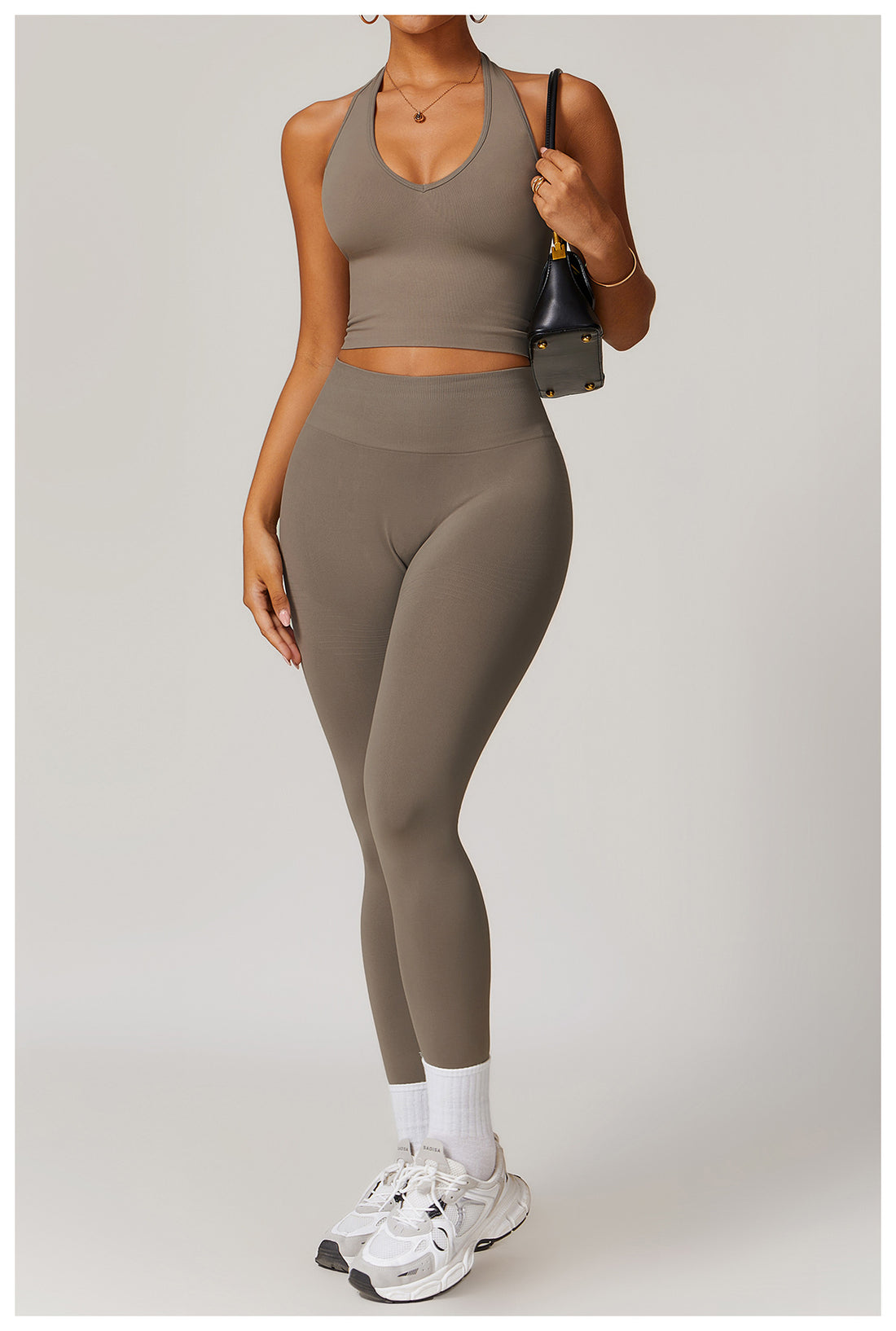 Low-cut tank top and pants