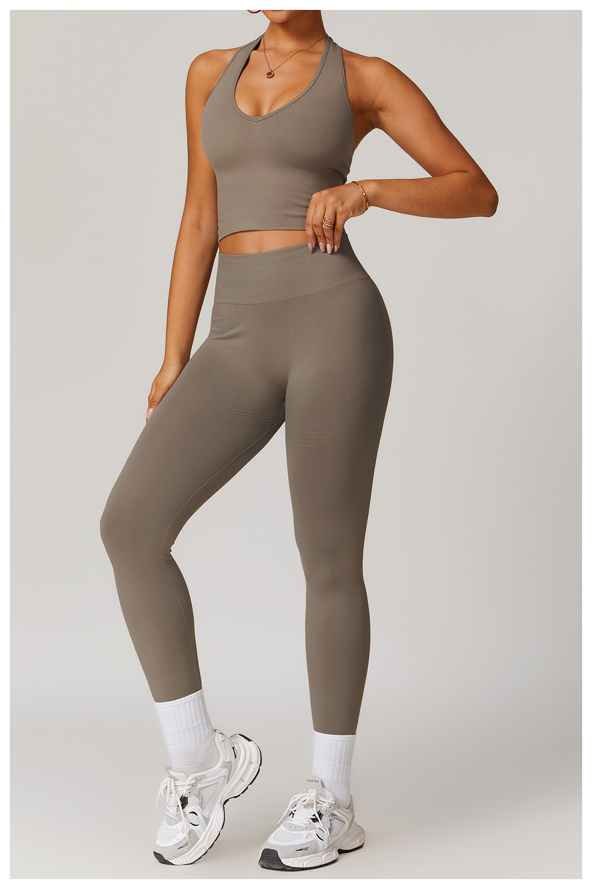 Low-cut tank top and pants