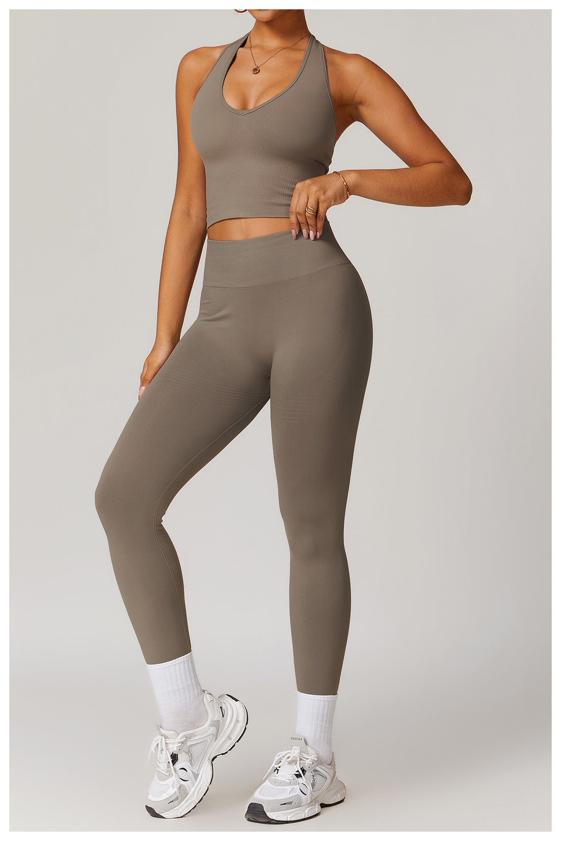 Low-cut tank top and pants