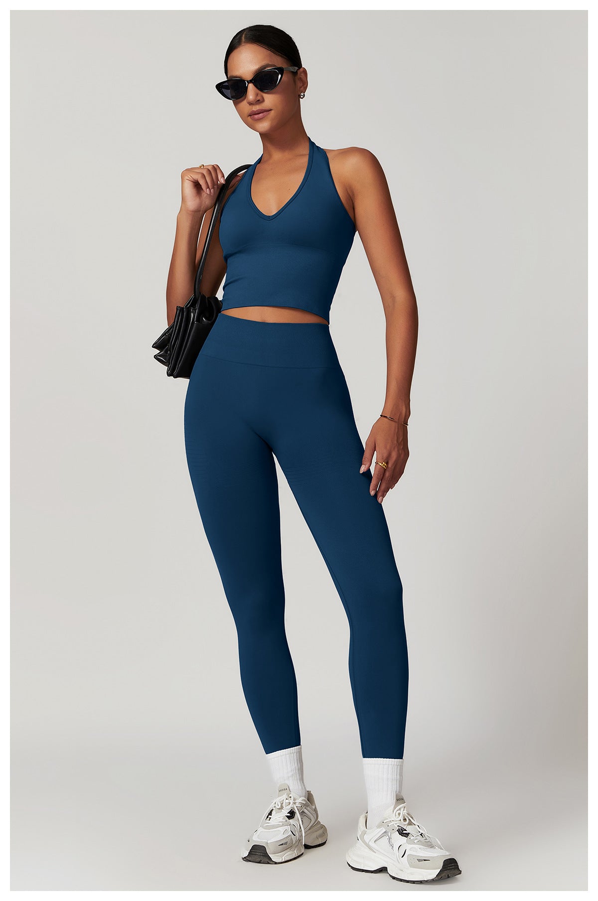 Low-cut tank top and pants