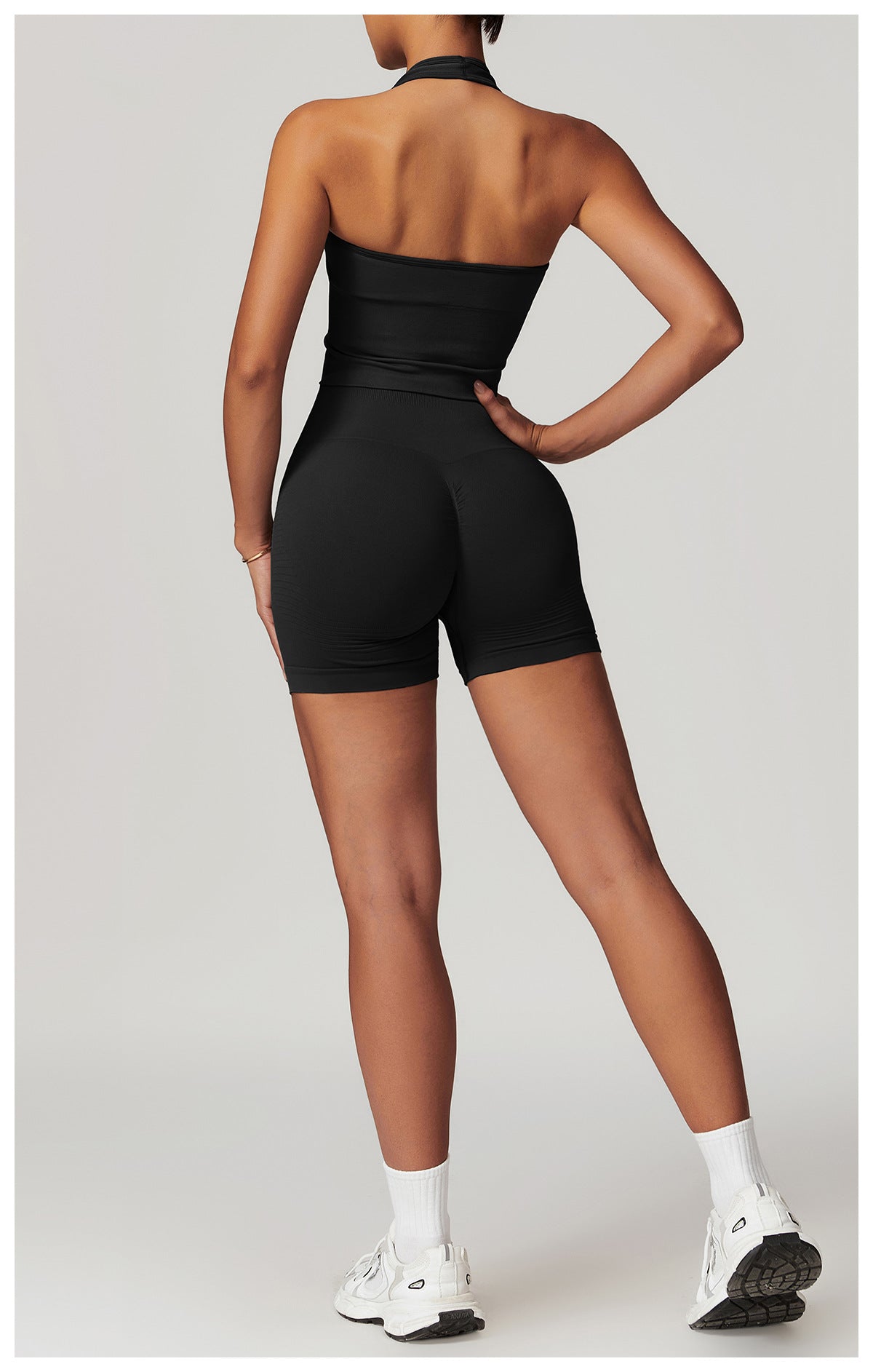 Low-cut tank top and shorts