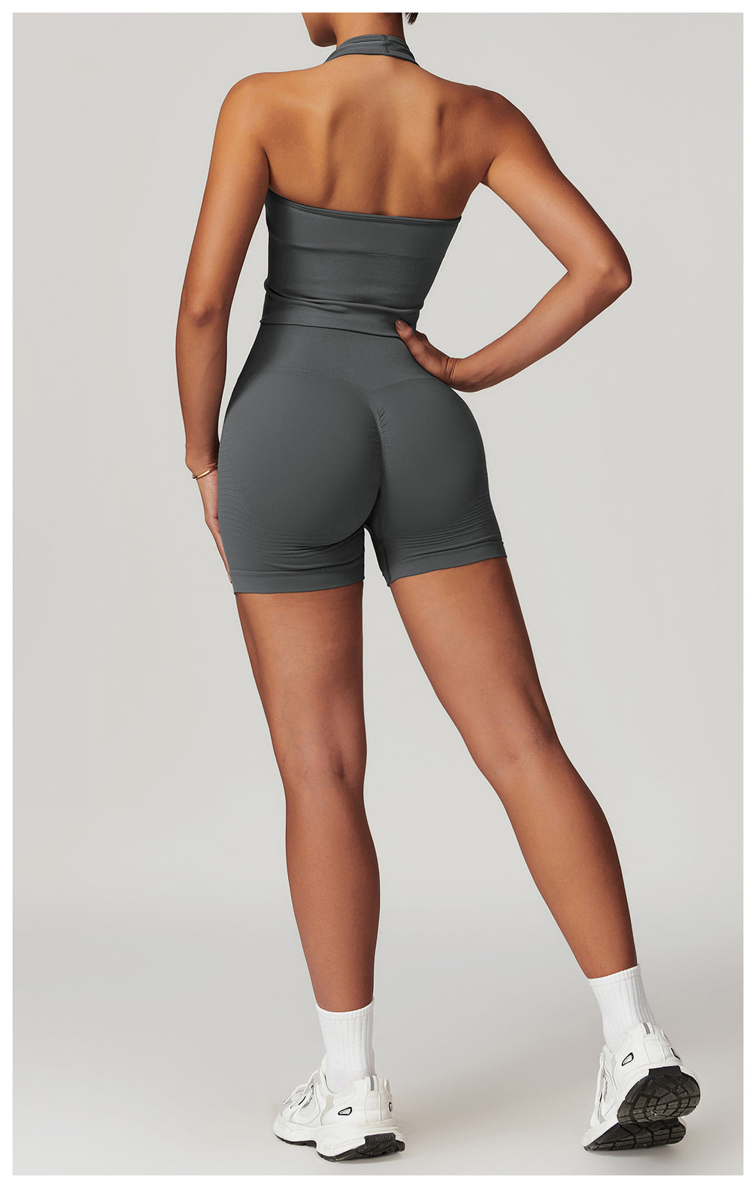 Low-cut tank top and shorts