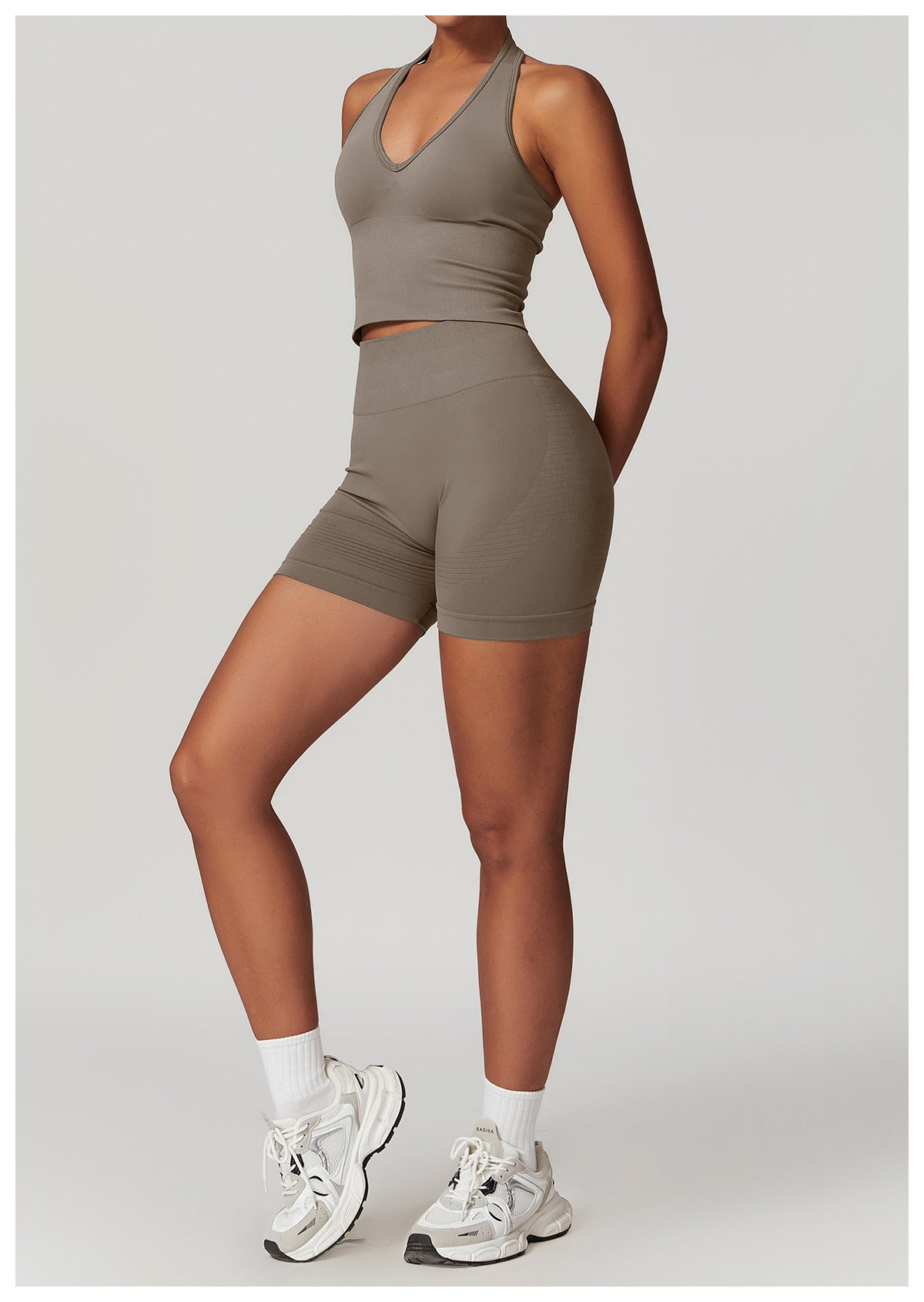 Low-cut tank top and shorts